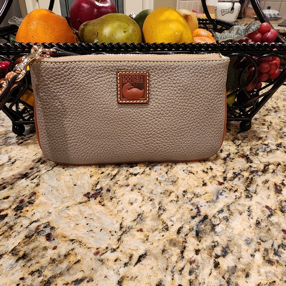Dooney & Bourke wtistlet